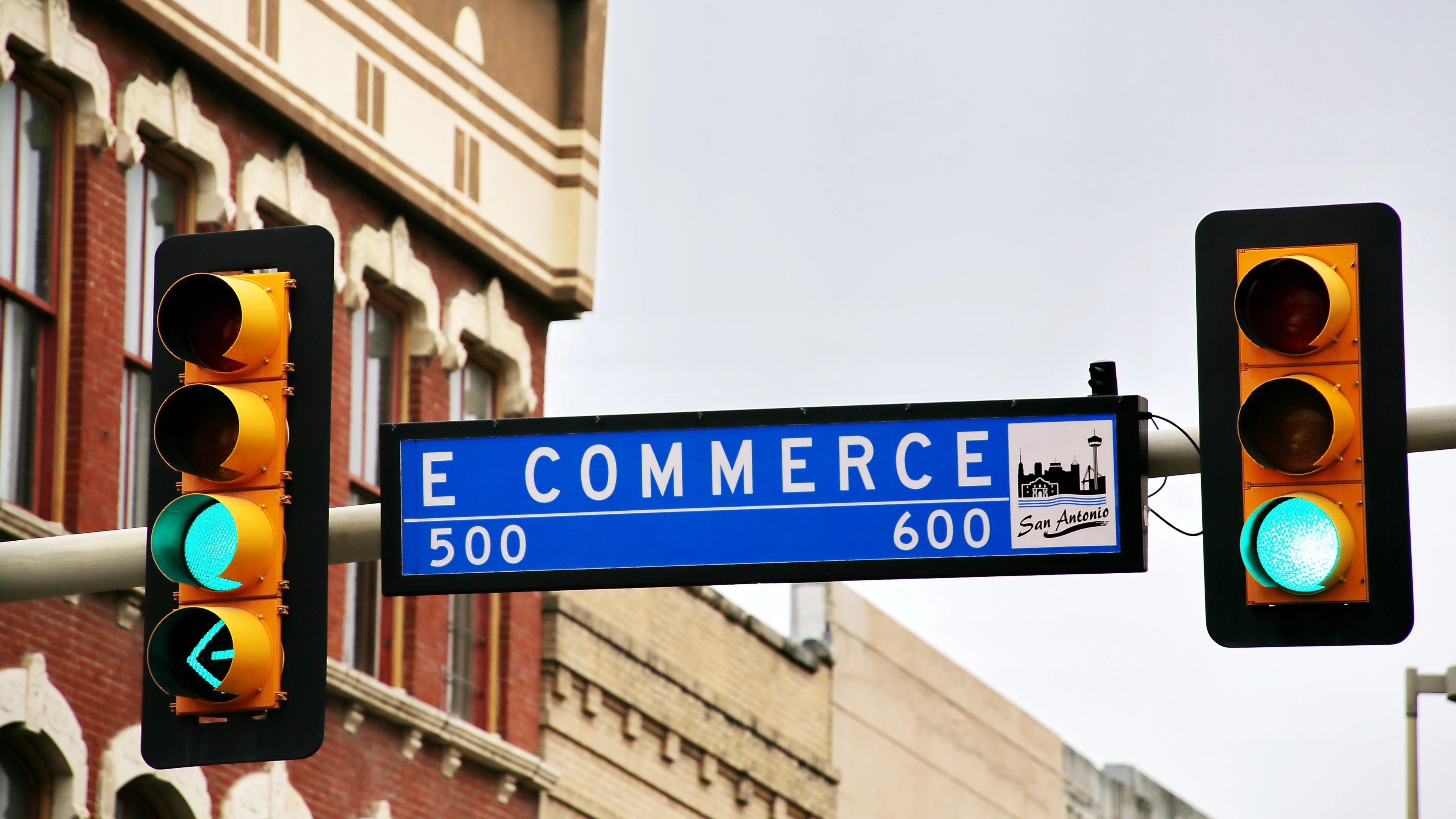 sign saying e-commerce and green semaphore